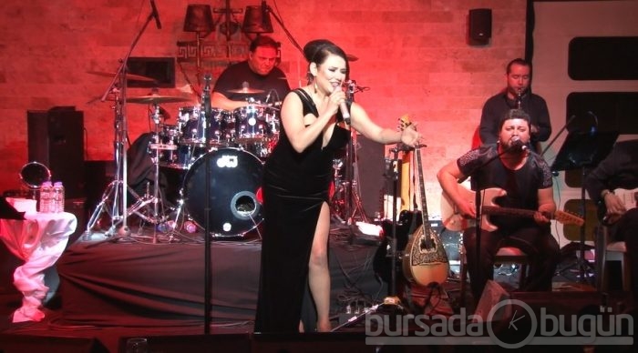 Deniz Seki'den Bursa konserinde cesur yırtmaç