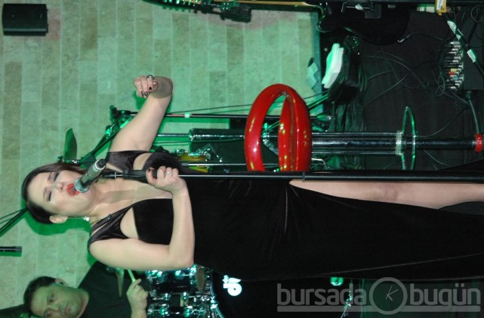 Deniz Seki'den Bursa konserinde cesur yırtmaç