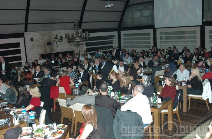 Deniz Seki'den Bursa konserinde cesur yırtmaç