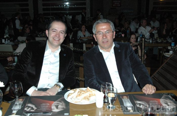 Deniz Seki'den Bursa konserinde cesur yırtmaç