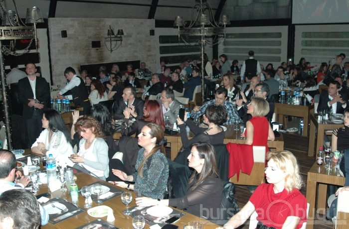 Deniz Seki'den Bursa konserinde cesur yırtmaç