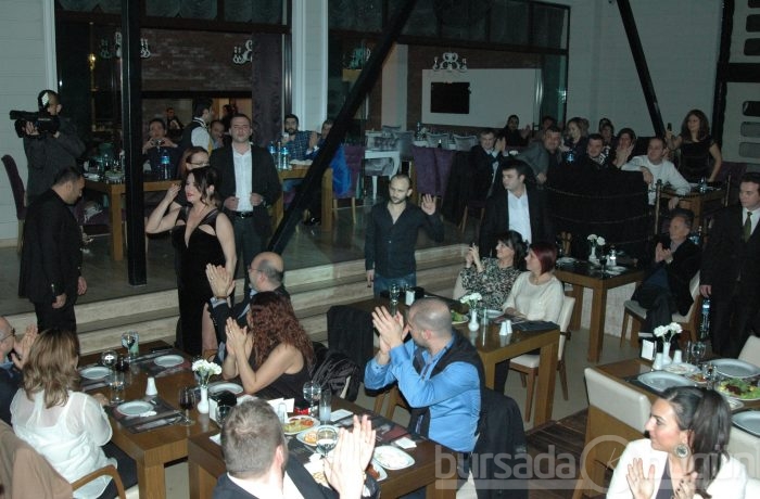 Deniz Seki'den Bursa konserinde cesur yırtmaç
