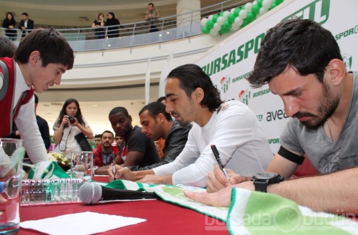 Futbolcular BursasporCell için imza dağıttı