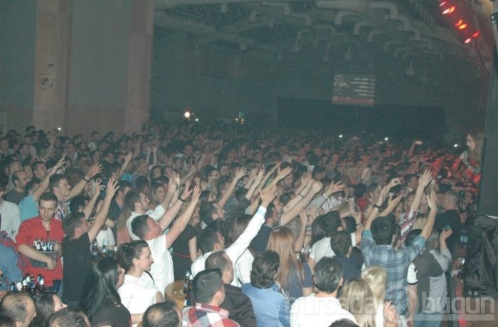 Gülşen seksi danslarıyla Bursalıları coşturdu