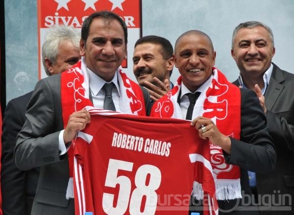 Carlos 2 yıllık sözleşme imzaladı