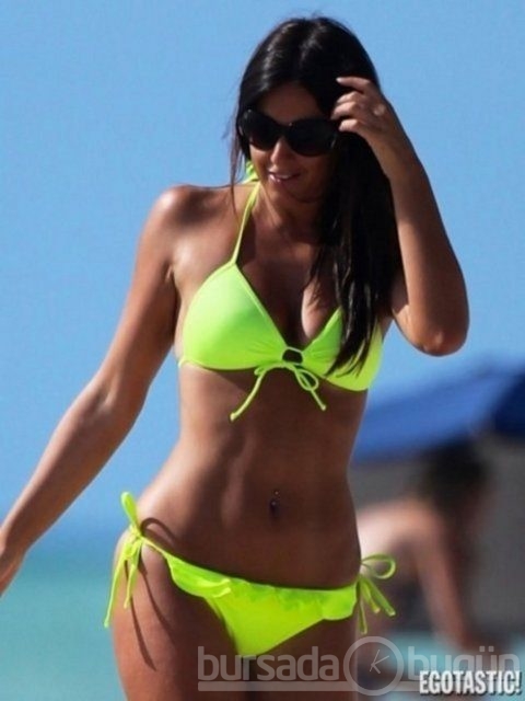 Pembe bikinili Claudia