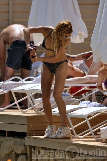 Şeyda Coşkun bikini altına bot giydi!
