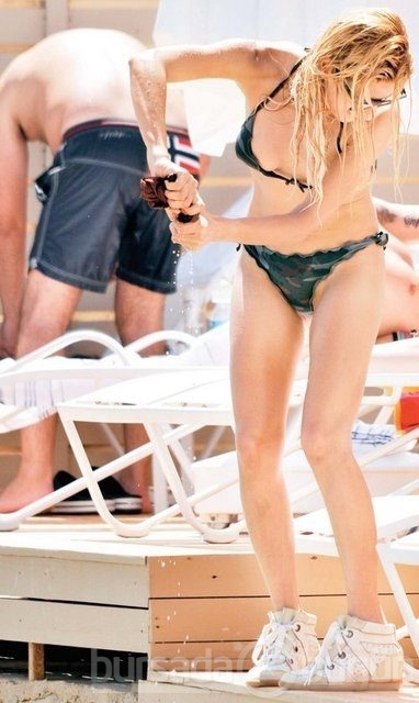 Şeyda Coşkun bikini altına bot giydi!