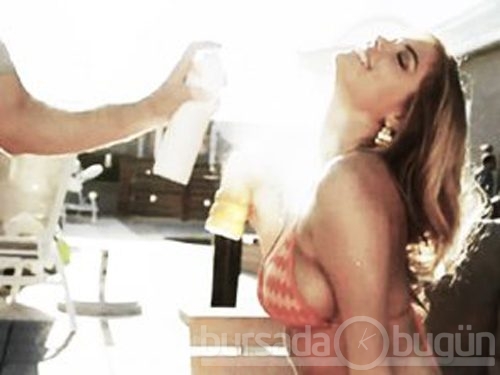 Sports Illustrated için soyundu