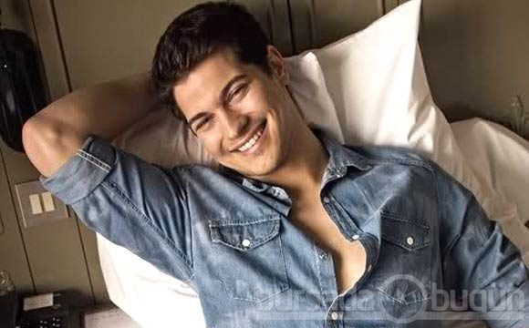 Çağatay Ulusoy havuz partisinde!