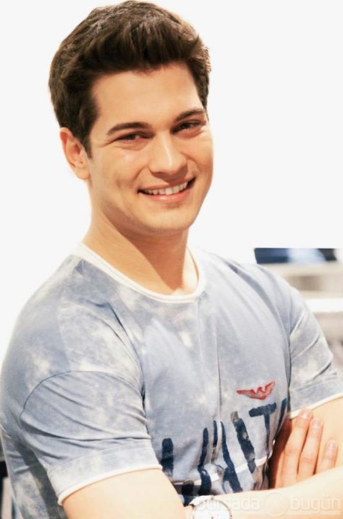 Çağatay Ulusoy havuz partisinde!