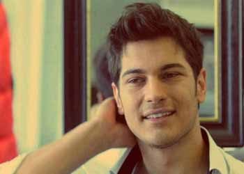 Çağatay Ulusoy havuz partisinde!