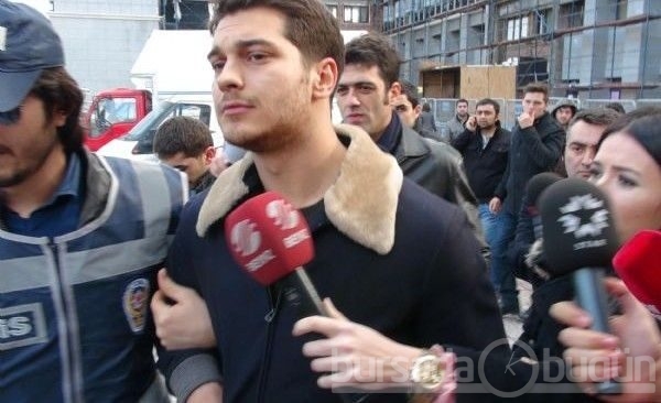 Çağatay Ulusoy havuz partisinde!