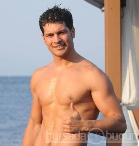 Çağatay Ulusoy havuz partisinde!