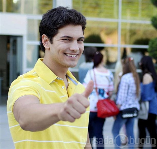 Çağatay Ulusoy havuz partisinde!