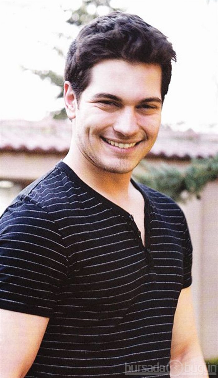 Çağatay Ulusoy havuz partisinde!