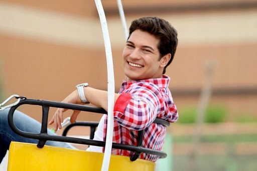 Çağatay Ulusoy havuz partisinde!