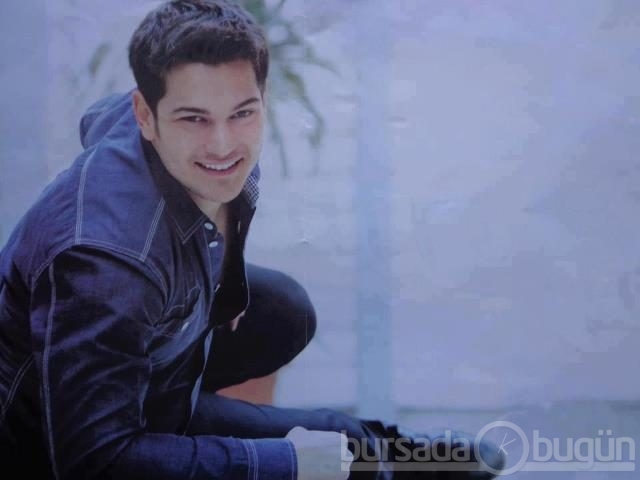 Çağatay Ulusoy havuz partisinde!