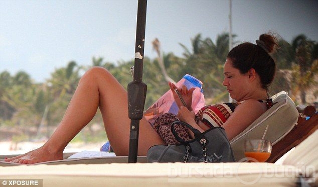Kelly Brook ilk kez çıplak yakalandı!