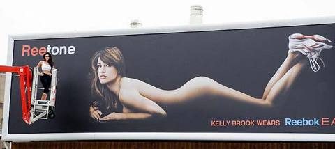 Kelly Brook ilk kez çıplak yakalandı!