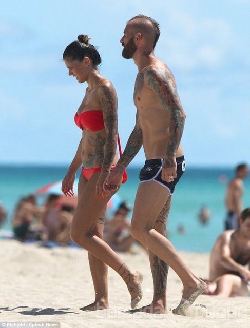 Meireles ve eşinden plajda dövme gösterisi 