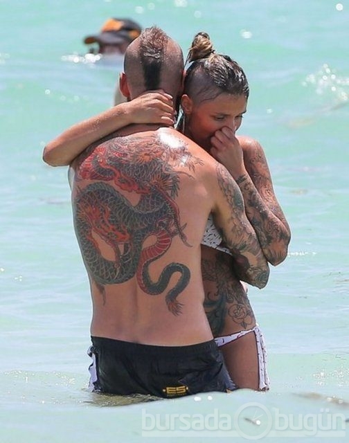 Meireles ve eşinden plajda dövme gösterisi 