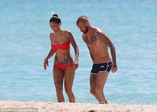 Meireles ve eşinden plajda dövme gösterisi 