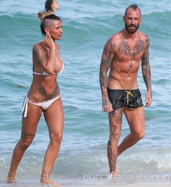 Meireles ve eşinden plajda dövme gösterisi 