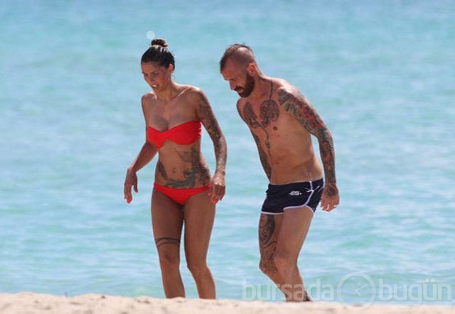 Meireles ve eşinden plajda dövme gösterisi 