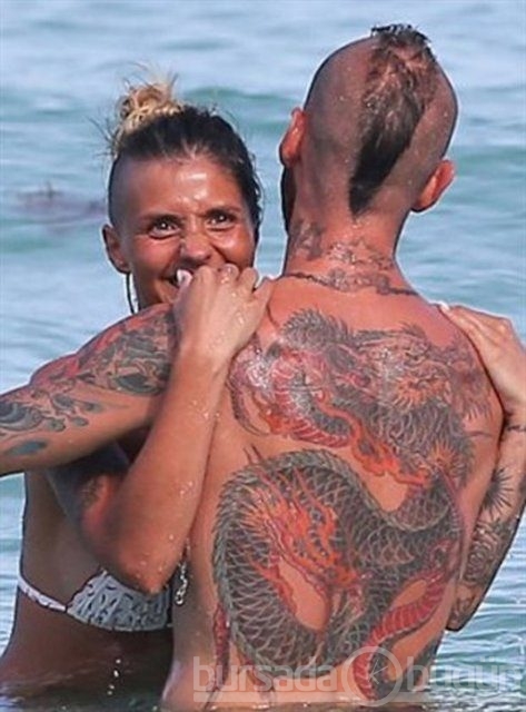 Meireles ve eşinden plajda dövme gösterisi 