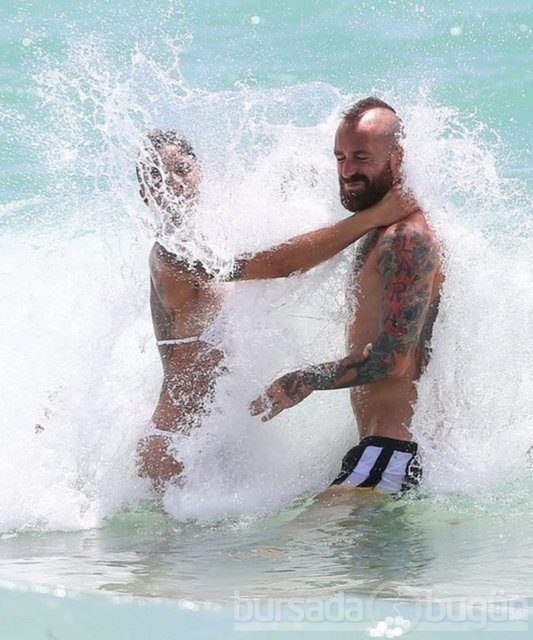 Meireles ve eşinden plajda dövme gösterisi 