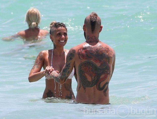 Meireles ve eşinden plajda dövme gösterisi 