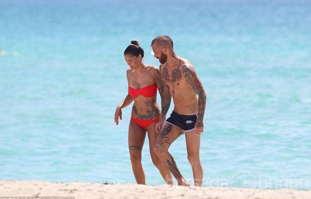 Meireles ve eşinden plajda dövme gösterisi 
