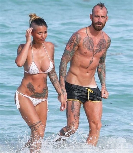 Meireles ve eşinden plajda dövme gösterisi 