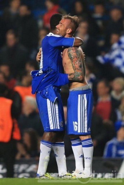 Meireles ve eşinden plajda dövme gösterisi 