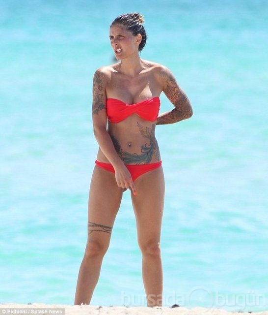Meireles ve eşinden plajda dövme gösterisi 