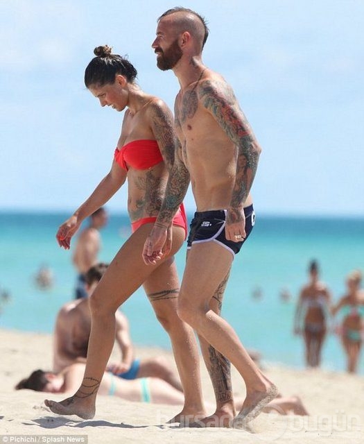 Meireles ve eşinden plajda dövme gösterisi 