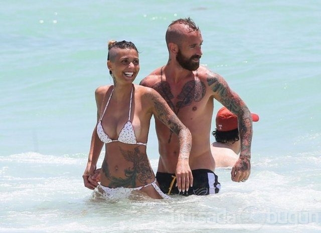 Meireles ve eşinden plajda dövme gösterisi 