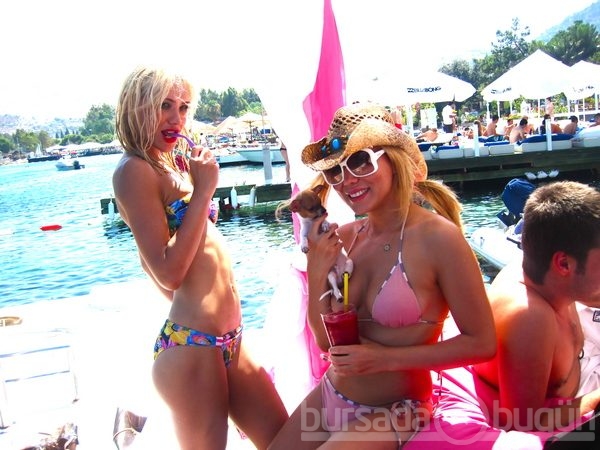 Cicişlere bikini küçük geldi