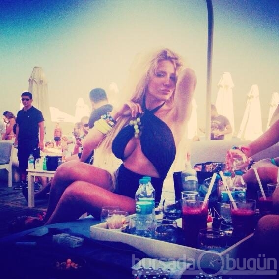 Cicişlere bikini küçük geldi