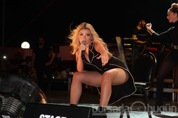 Hadise'ye sahnede şok!
