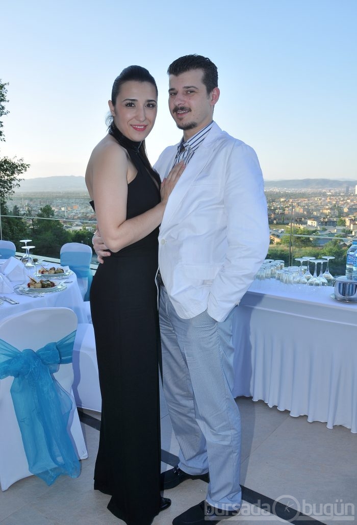 Ömür Battal  ile Sertan Mertbilek  nişanlandı