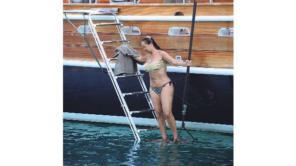 Hülya Avşar tatilde