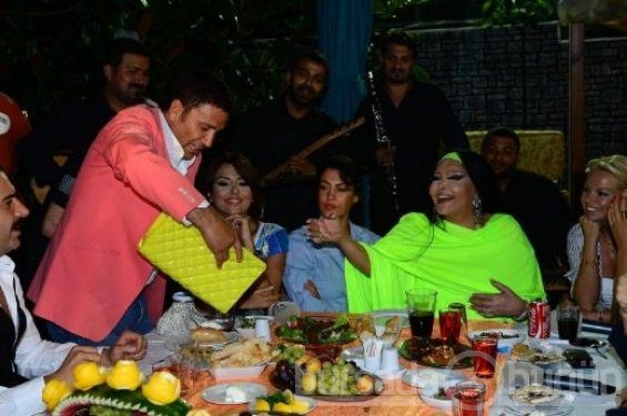 Bülent Ersoy para dağıttı 
