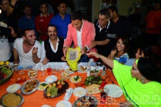 Bülent Ersoy para dağıttı 