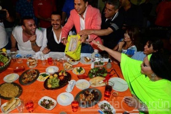 Bülent Ersoy para dağıttı 