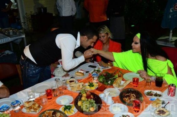 Bülent Ersoy para dağıttı 