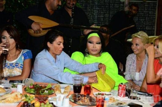 Bülent Ersoy para dağıttı 