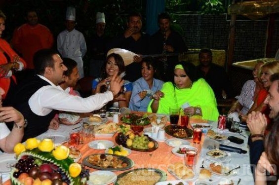 Bülent Ersoy para dağıttı 