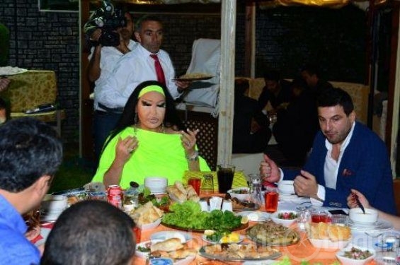 Bülent Ersoy para dağıttı 